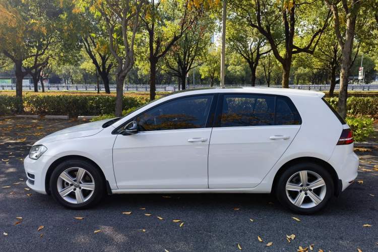 Used Volkswagen Golf 2017 1.6L Automatic Comfort Million-Vehicle Anniversary Edition
