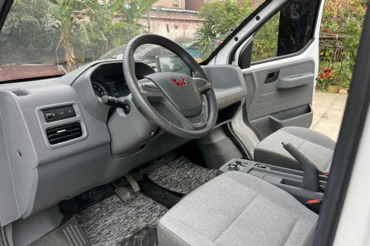 Used Wuling Yangguang 2024 300KM Comfort Version Passenger Van 75kW
