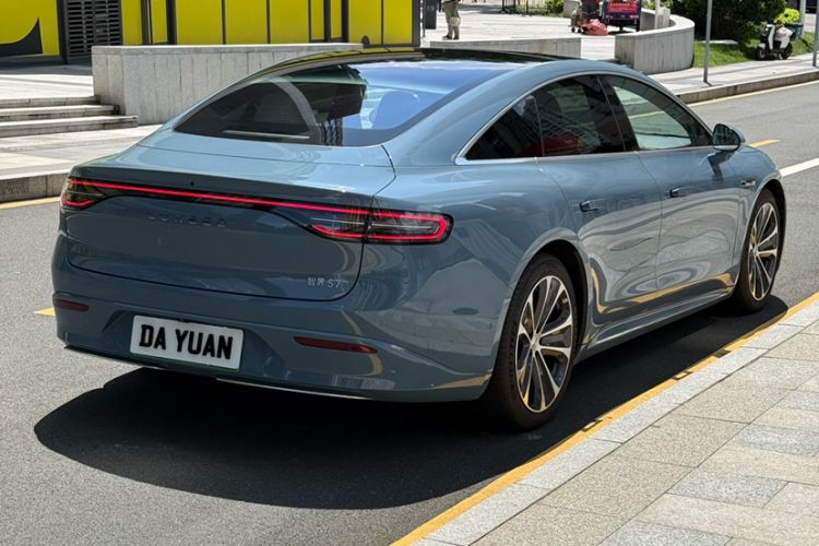 Used Hima Luxeed S7 2025 855 km Max
