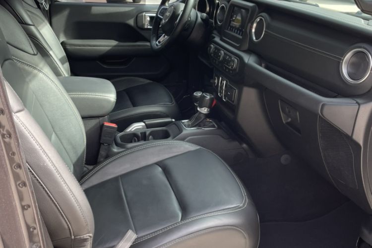 Used  Wrangler 2019 2.0T Sahara Four-Door Version China VI Emission Standard
