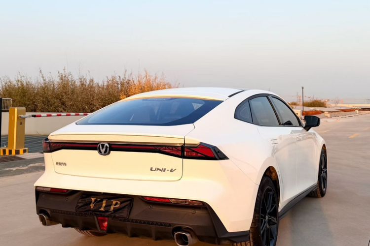 Used Changan UNI-V 2024 1.5T High-Energy Version
