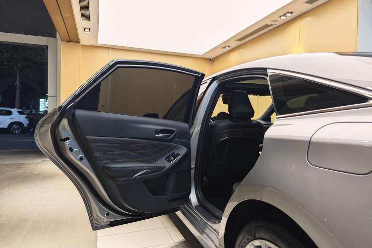 Used Toyota Avalon 2024 Dual-Motor 2.0L Luxury Edition