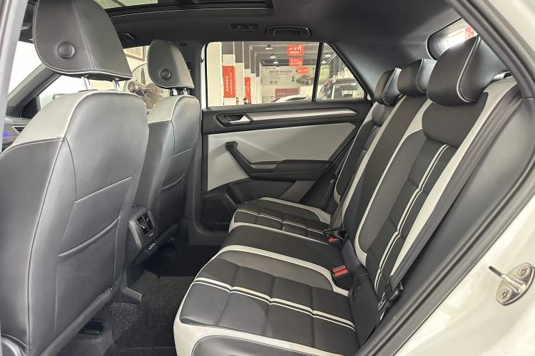 Used Volkswagen T-ROC 2023 300TSI DSG Two-Wheel-Drive Chen Guang Edition
