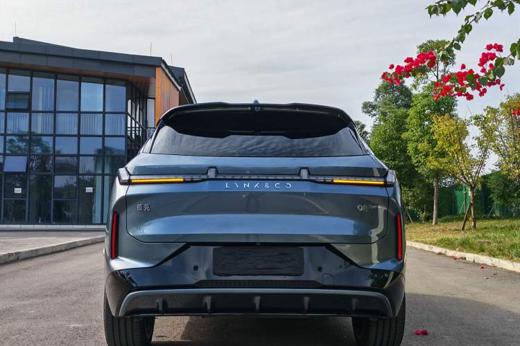 Used Lynk & Co 08 EM-P 2025 220 km All-Wheel-Drive Performance Halo
