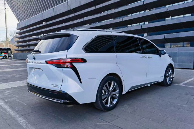 Used Toyota Sienna 2021 2.5L Hybrid Platinum Edition
