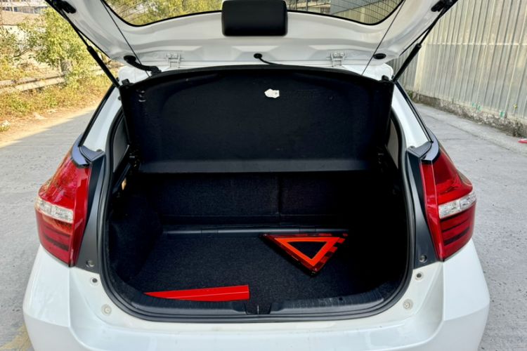 Used Toyota YARiS L 2016 Revised Version 1.5G CVT with Dynamic Sunroof
