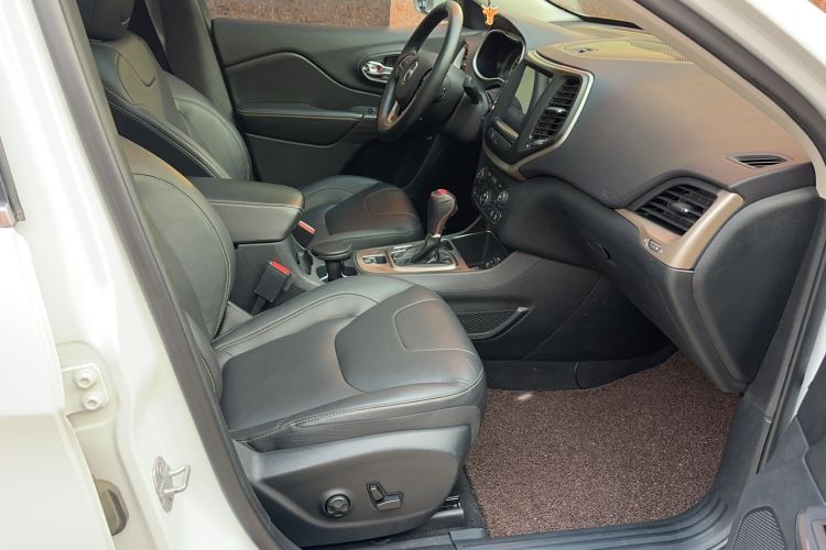 Used  Cherokee 2016 2.4L Leading Edition
