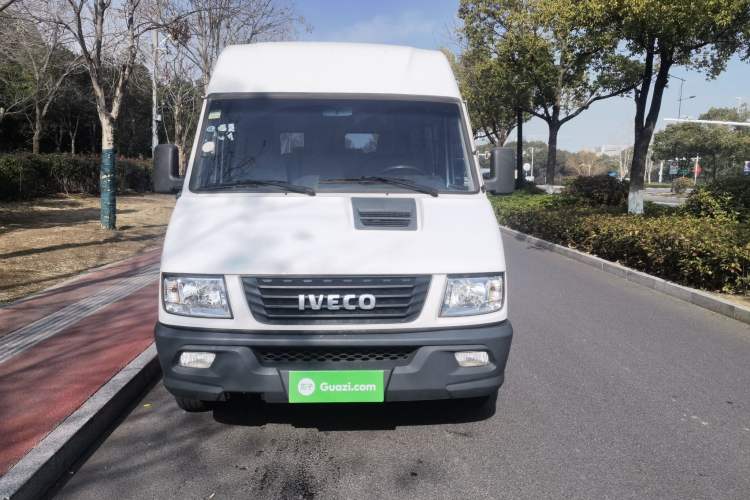 Used Iveco Daily 2020 2.5T A35 Passenger Van with Dual Tires Mid-Roof Design 5-9 Seater China V Emission Standard