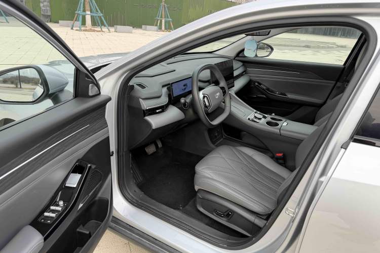 Used  L6 2025 EM-i 140km Starship Edition