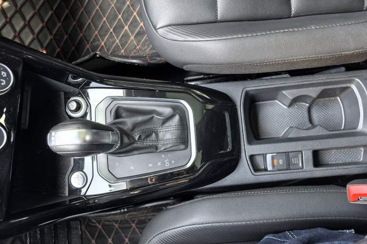 Used Volkswagen T-ROC 2019 280TSI DSG Two-Wheel Drive Comfort Version China VI Standard
