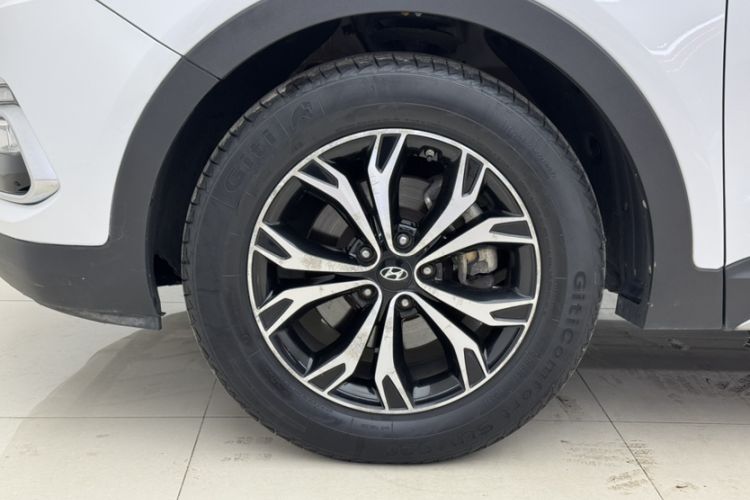 Used Hyundai Santa Fe 2017 2.4L Automatic Two-Wheel Drive Smart Version 5 Seats
