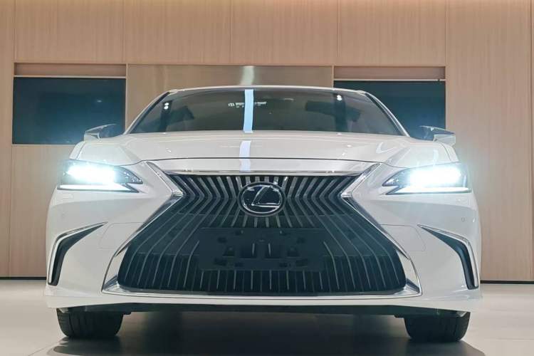 Used Lexus ES 2020 300h Deluxe Edition