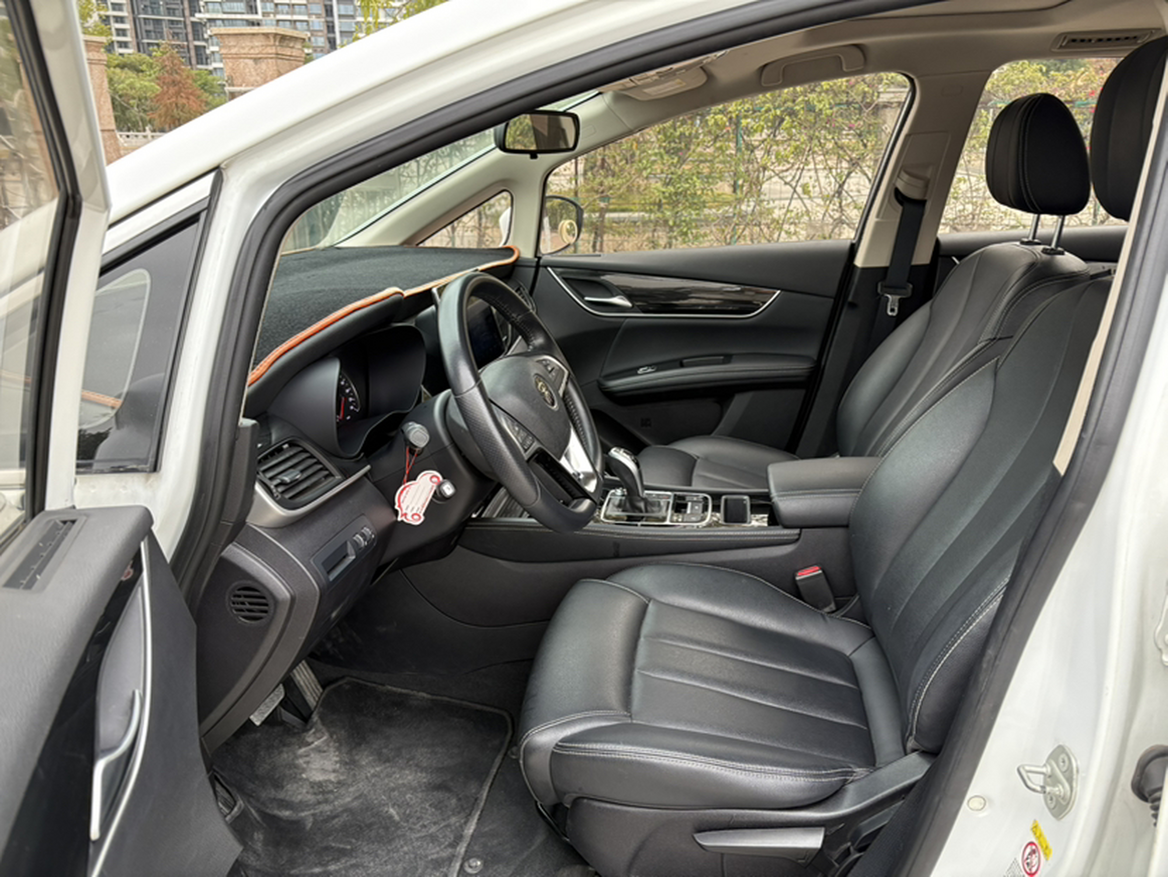 Переднее сиденье в автомобиле