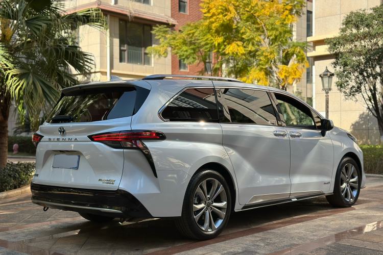 Used Toyota Sienna 2023 2.5L Hybrid Platinum Edition