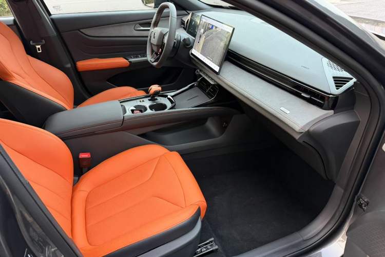 Used Changan UNI-V 2025 Model Third-Generation 2.0T Dynamic Edition