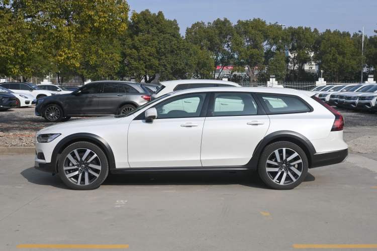 Used Volvo V90 2024 Cross Country B5 AWD Prestige Edition
