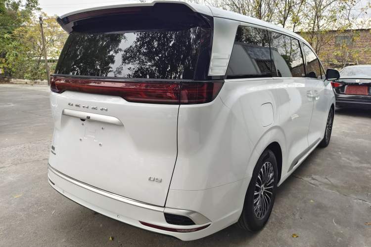 Used Denza D9 2022 DM-i 1040 Prestige Model
