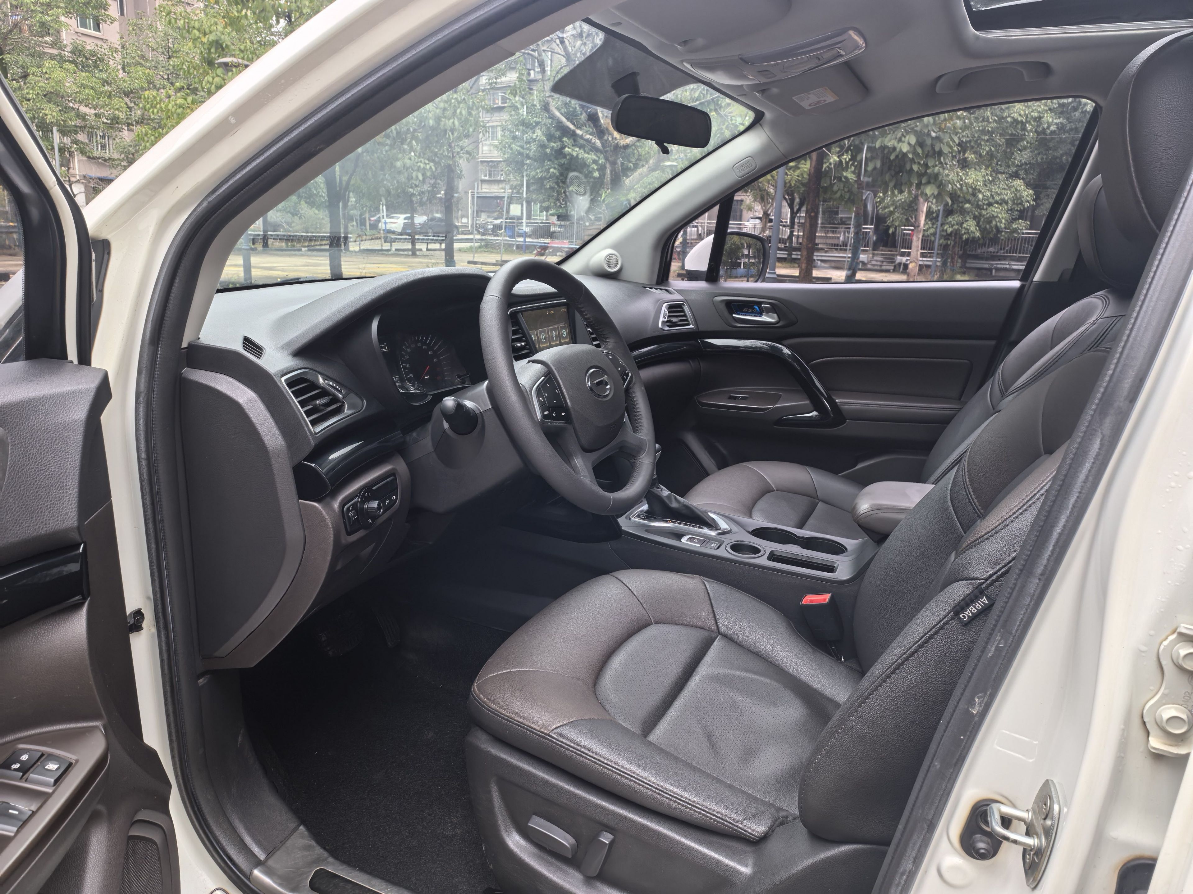 Переднее сиденье в автомобиле