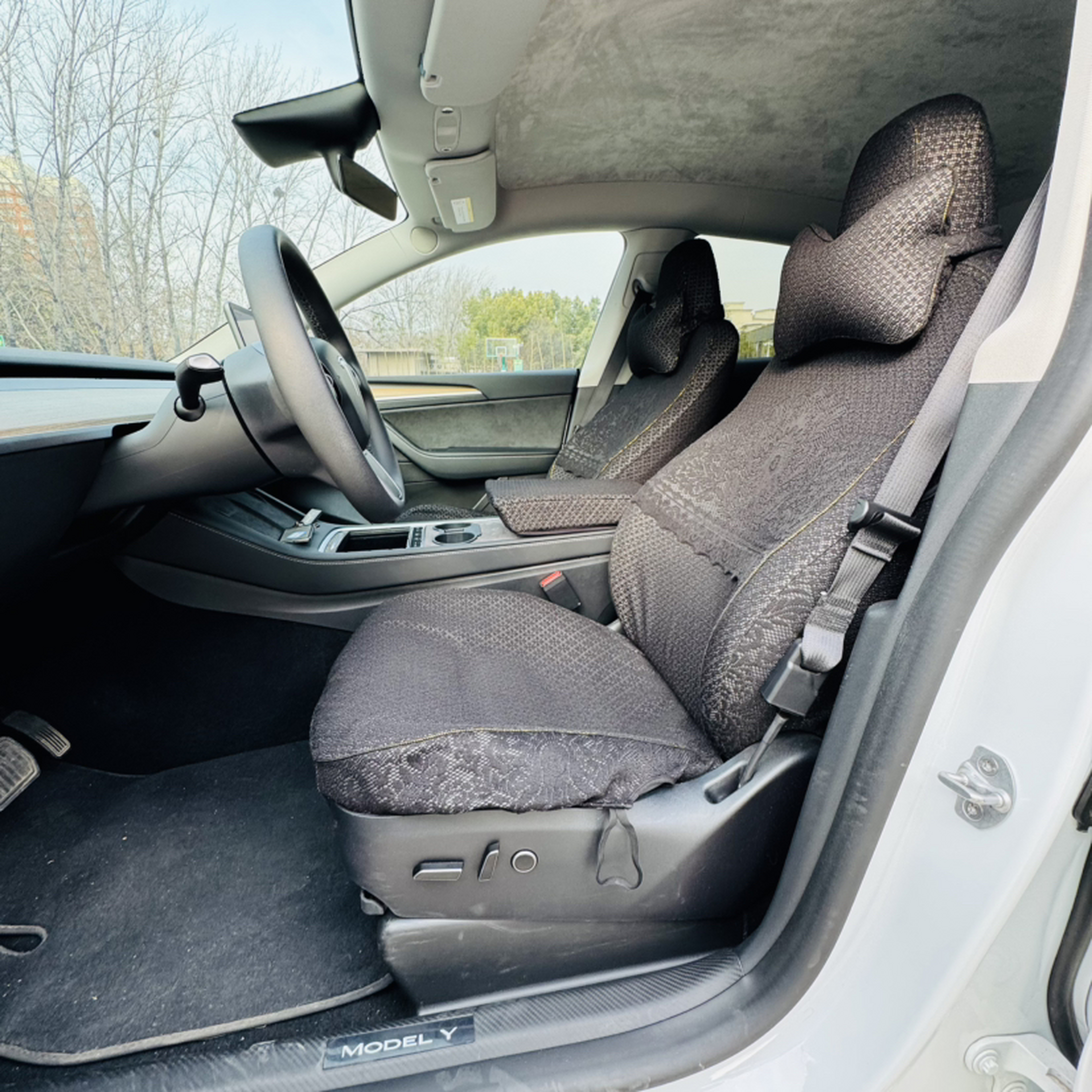 المقاعد الأمامية داخل السيارة