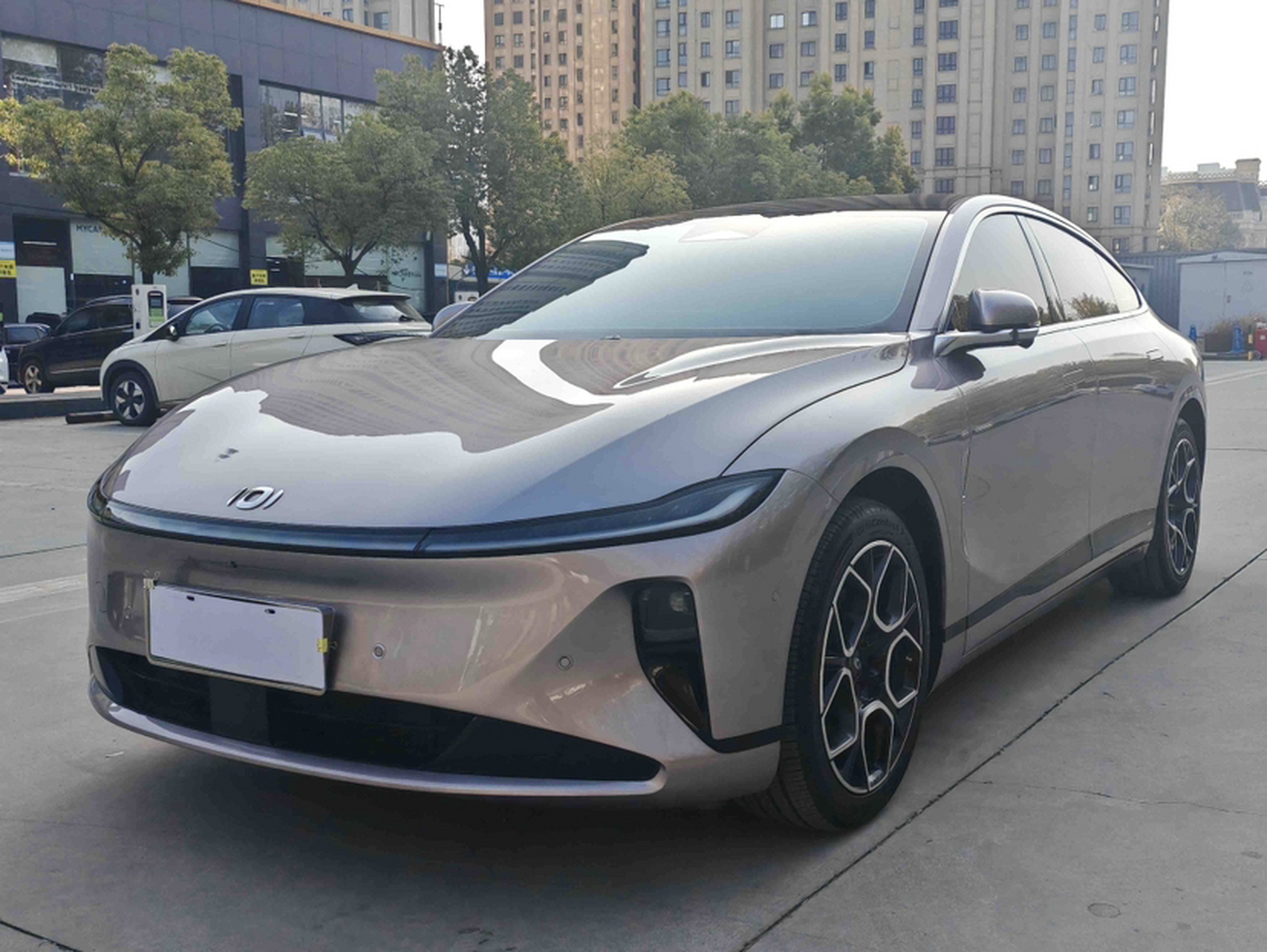 Под передней частью автомобиля