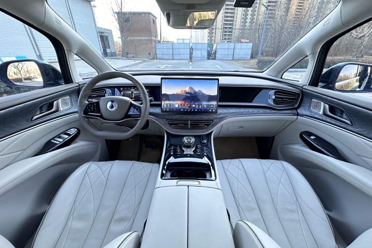 Used Denza D9 2022 DM-i 1040 Prestige Model
