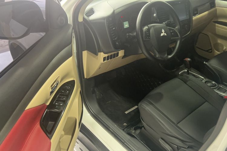 Used Mitsubishi Outlander 2016 2.0L Two-Wheel Drive Fashion Edition 5 Seats