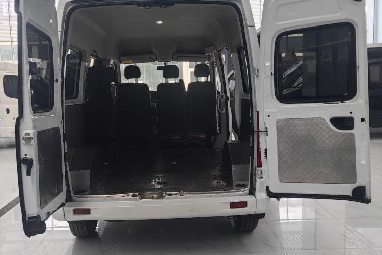 Used SAIC MAXUS Xintu V80 2021 2.0T Manual Classic Aoyuntong Short Wheelbase Mid-Roof 5/6-Seater