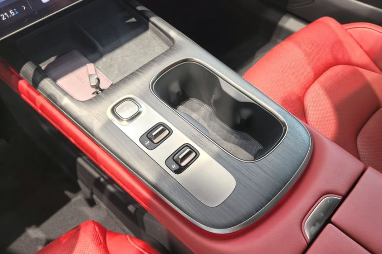 Used  SU7 2024 Rear-Drive Ultra-Long Range Advanced Pro-Level Intelligent Driving Version
