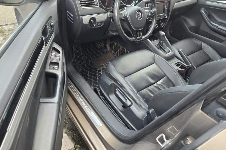 Used Volkswagen Sagitar 2017 230TSI Automatic Comfort Version
