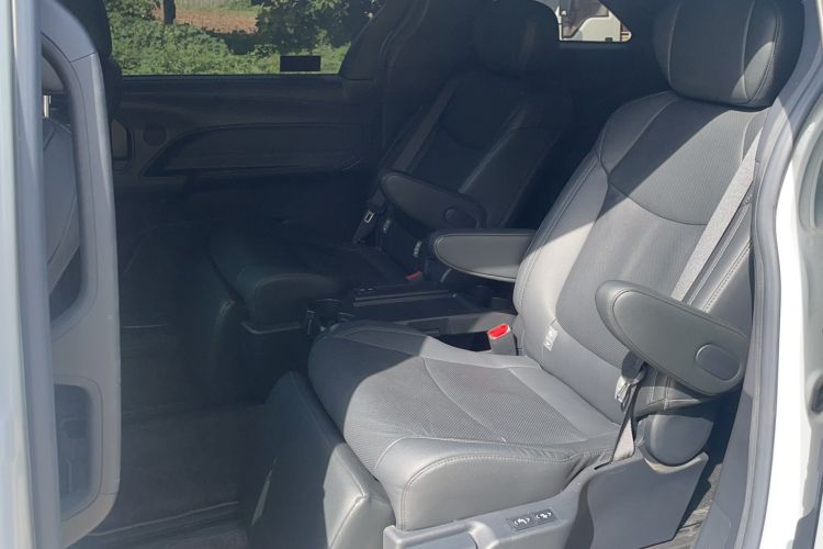 Used Toyota Sienna 2023 2.5L Hybrid Deluxe Edition
