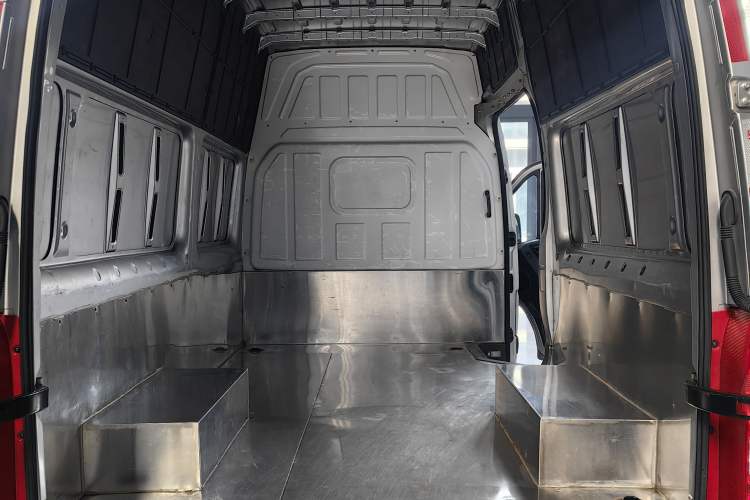 Used Foton Toano 2024 Tuyano Pro Van 2.5T Manual Rear-Wheel Drive Extended Wheelbase with Ultra-High Roof Dual Rear Tires 3-Seater Configuration