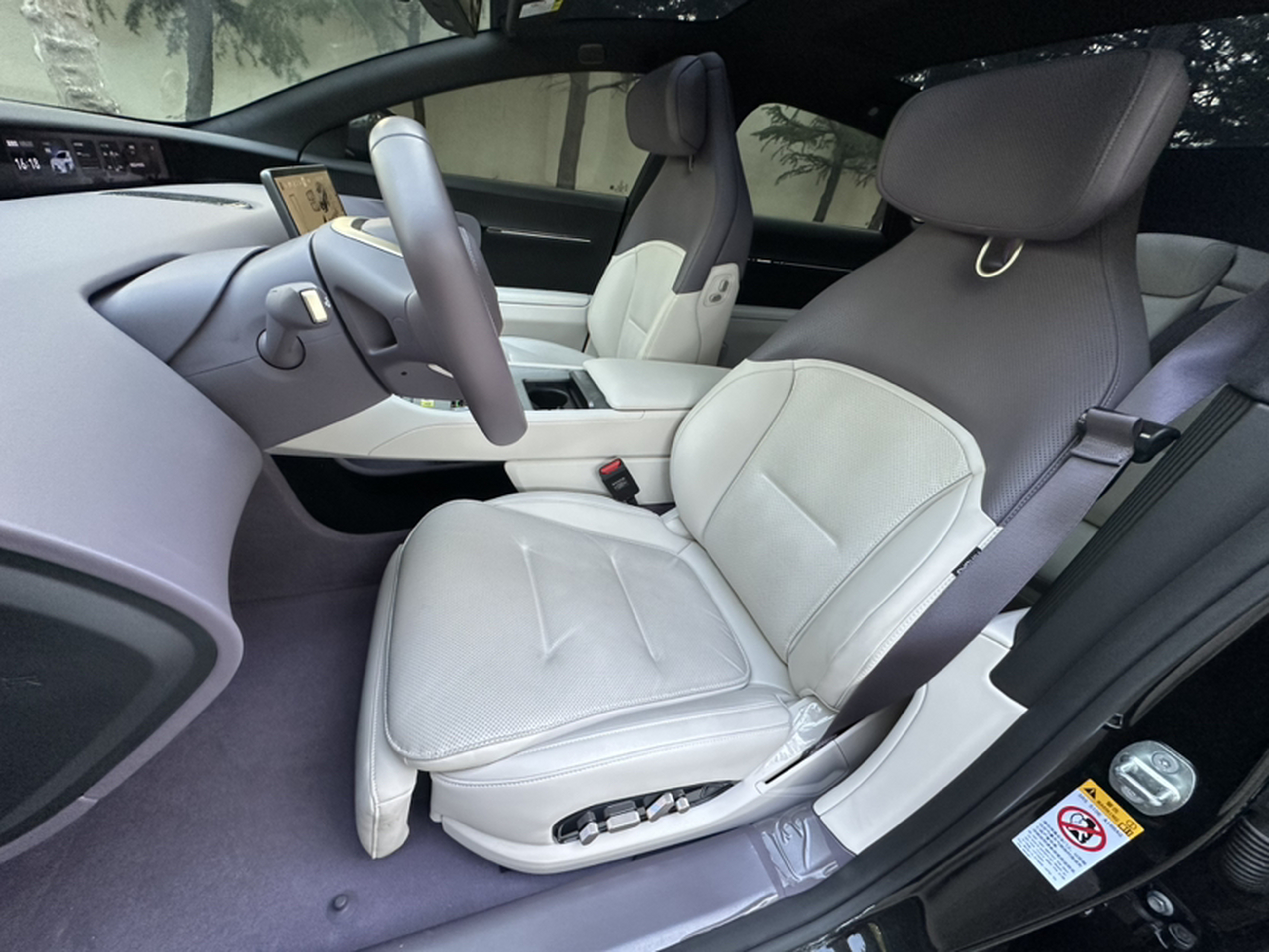 Переднее сиденье в автомобиле