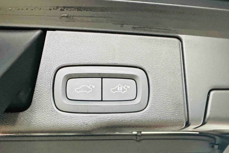 Used Volvo XC60 New Energy 2025 Plug-in Hybrid Long-Range All-Wheel Drive Zhiyuan Extreme Night Black Edition
