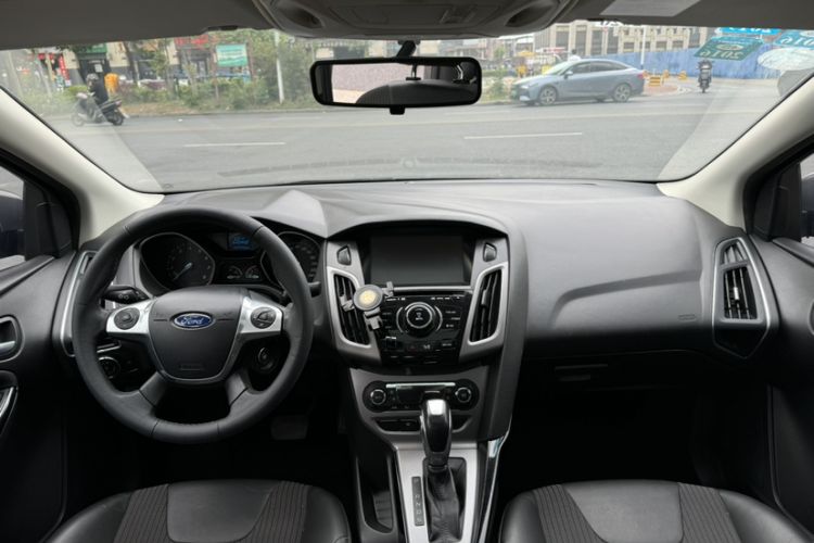 Used Ford Focus 2012 Sedan 1.6L Automatic Fashion Edition
