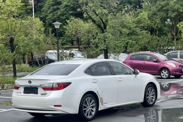 Used Lexus ES 2015 300h Premium Edition
