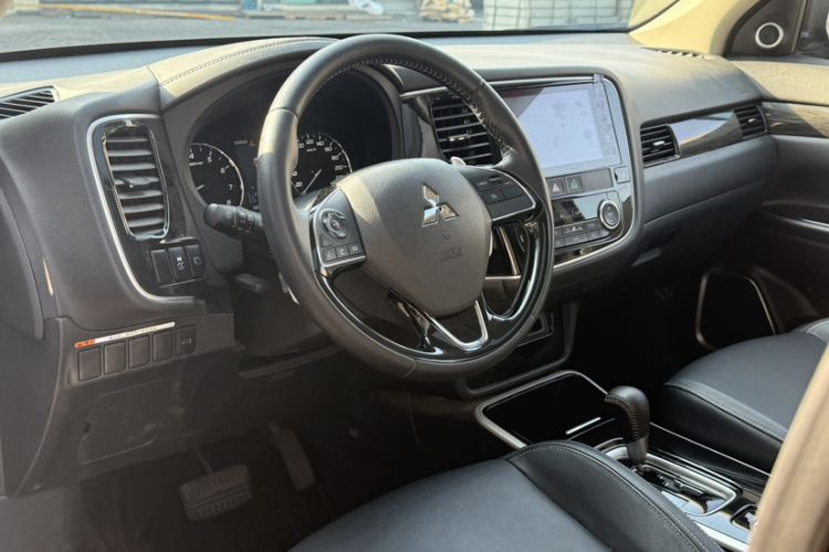 Used Mitsubishi Outlander 2019 2.4L 4x4 Zhi Xiang Edition 7 Seats China VI Standard
