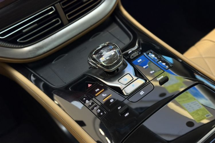 Used Denza D9 2024 DM-i 980 Four-Wheel Drive Prestige Model
