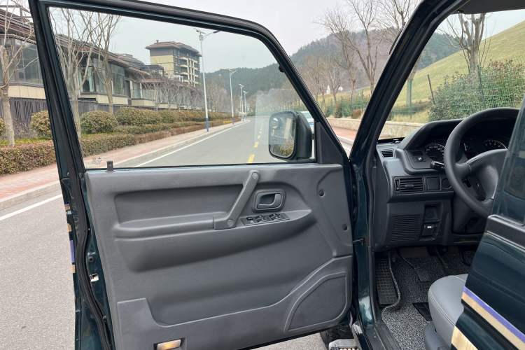 Used Leopaard 6481 2009 2.2L Manual Two-Wheel Drive
