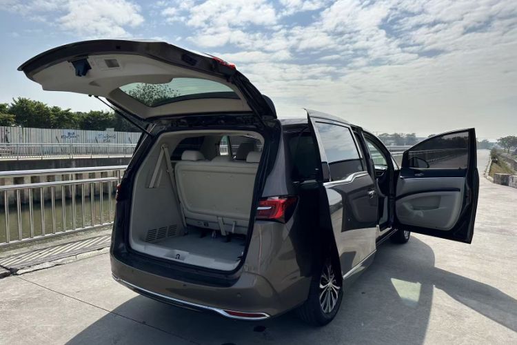 Used Buick GL8 2021 Land Cruiser Executive Class 652T Luxury Model