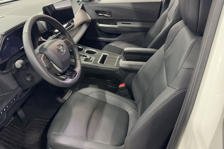 Used Toyota Granvia 2023 2.5L Hybrid Flagship VIP Edition
