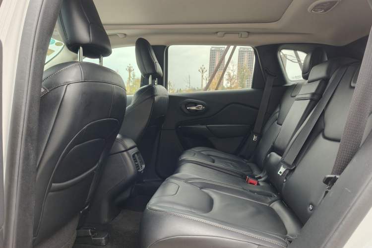 Used  Cherokee 2014 2.4L Luxury Edition
