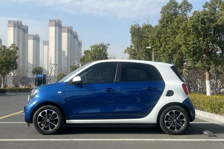 Used  forfour 2016 1.0L 52 kW Passion Edition
