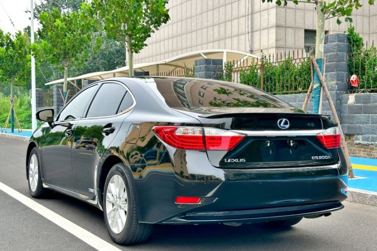 Used Lexus ES 2014 300h Elite Edition
