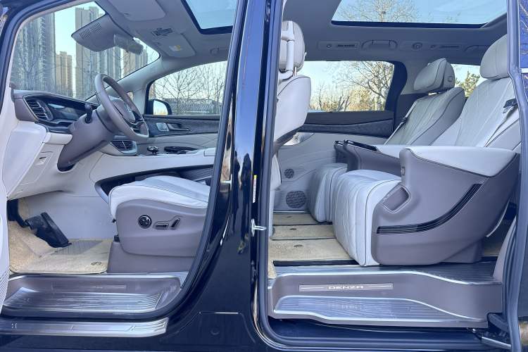 Used Denza D9 2022 DM-i 1040 Prestige Model
