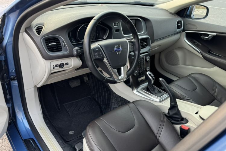 Used Volvo V40 2015 1.6T Zhiyi Edition
