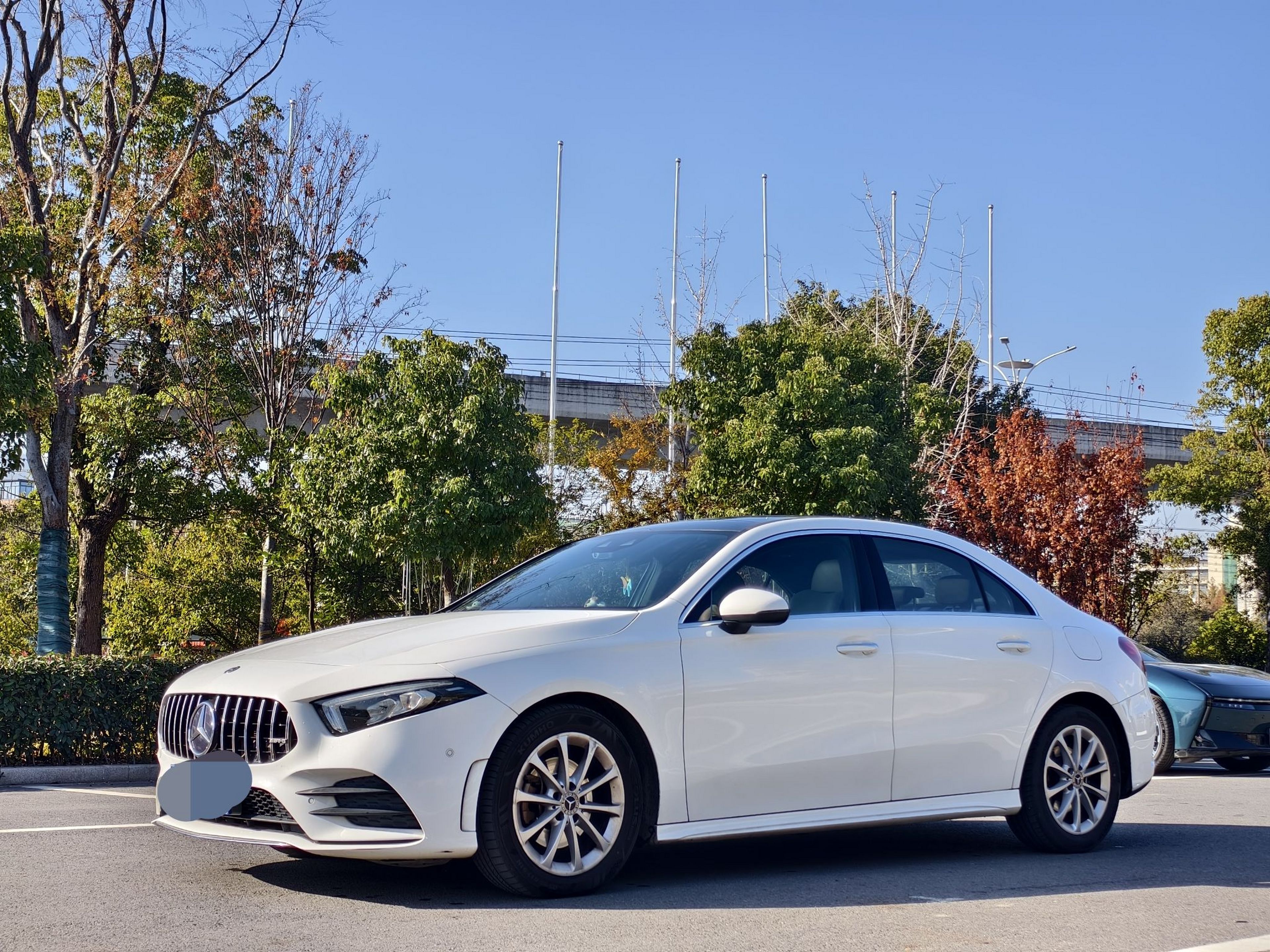 Под передней частью автомобиля