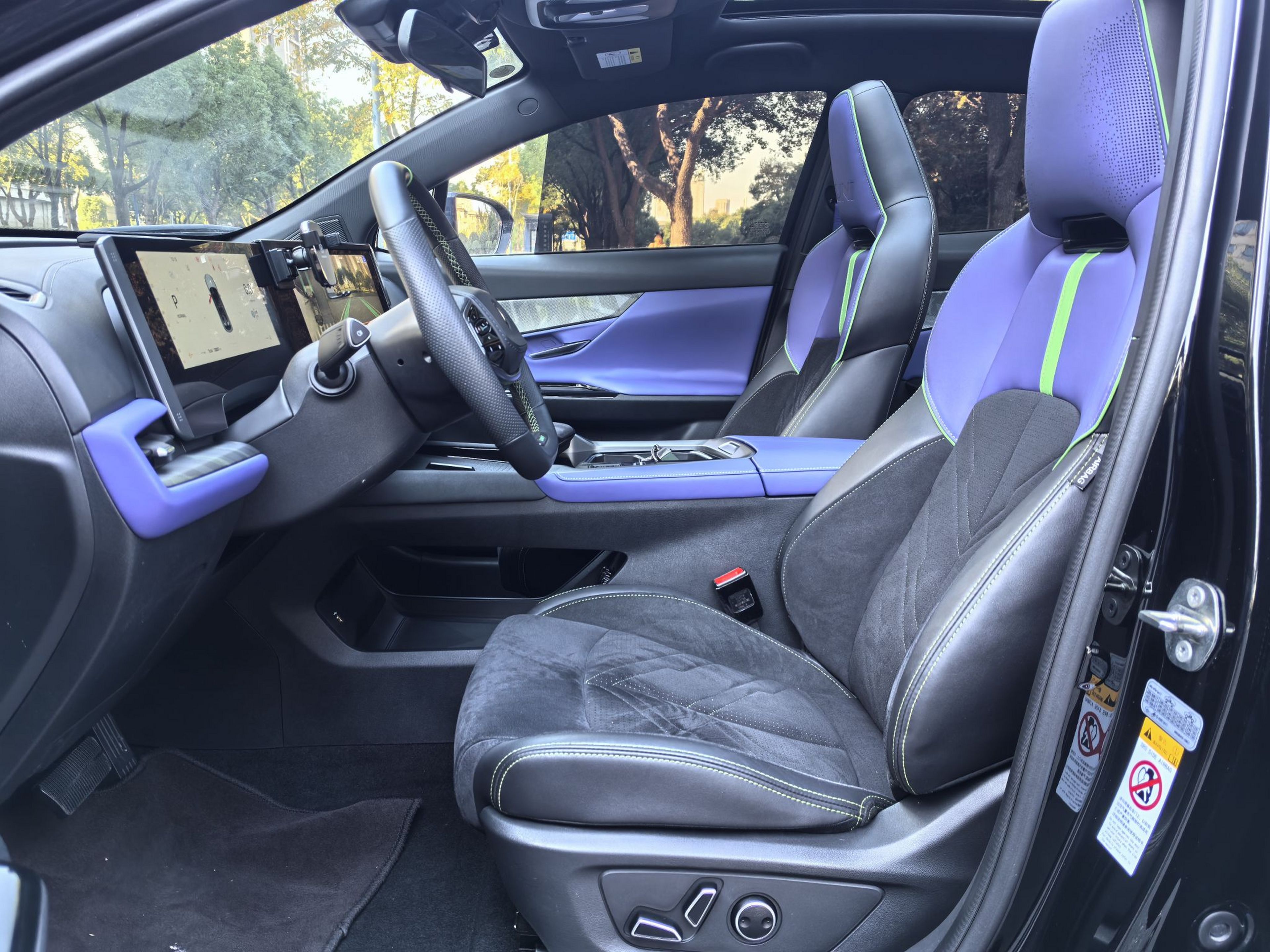 المقاعد الأمامية داخل السيارة