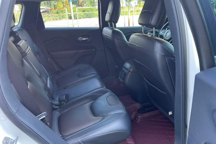 Used  Cherokee 2016 2.4L Professional Smart Version
