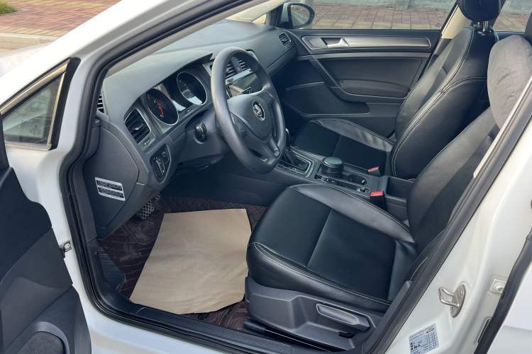 Used Volkswagen Golf 2016 1.6L Automatic Fashion Model
