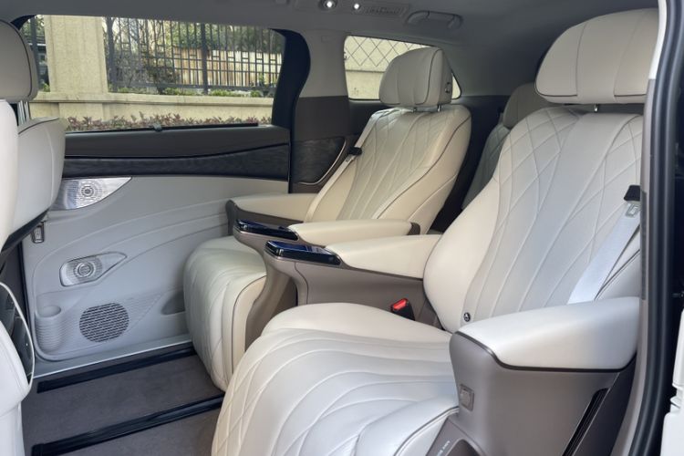 Used Denza D9 2022 DM-i 1040 Prestige Model
